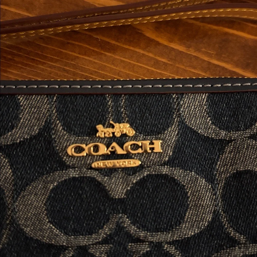 NWT Coach Corner Zip Wristlet in Signature Denim - Picture 4 of 5